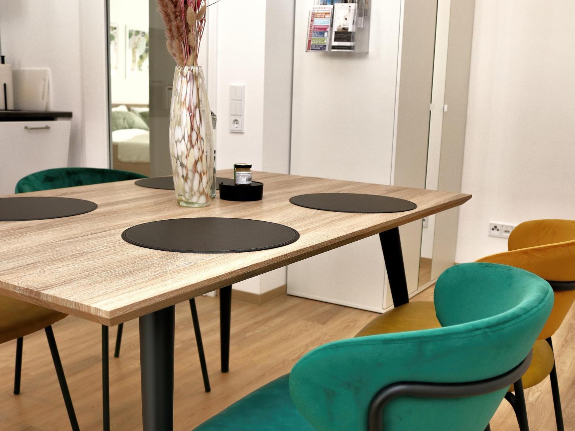Lightplace • Design • Boxspring • Balkon • 2 Smart Tv •innenstadt Apartment