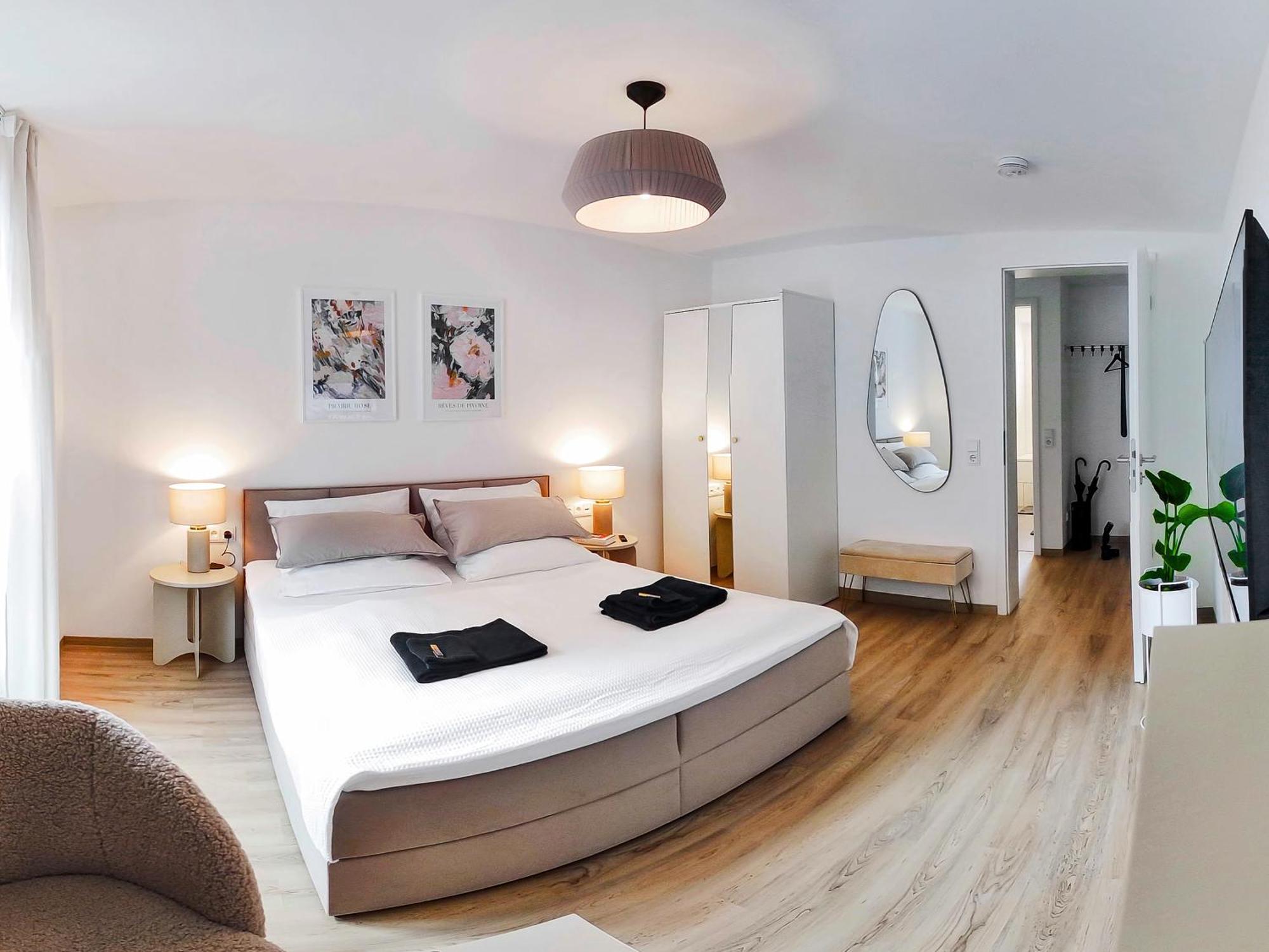 Lightplace • Design • Boxspring • Balkon • 2 Smart Tv •innenstadt Apartment